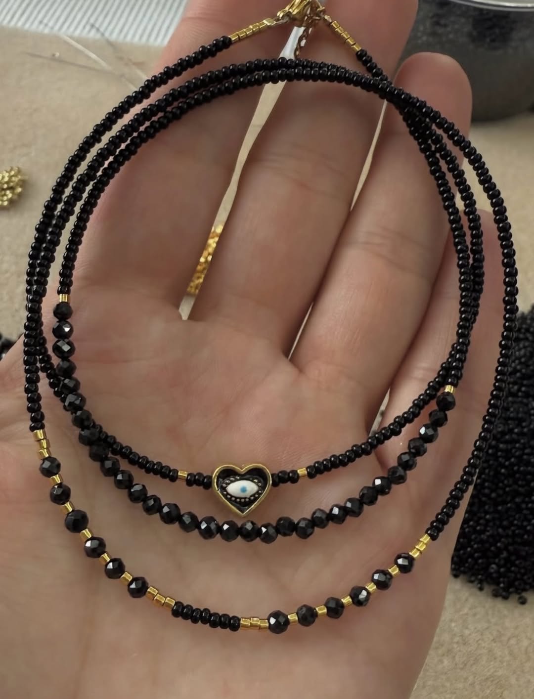 آویز قلب چشم‌ نظر ترکیب مهره‌ های مشکی براق با طلایی