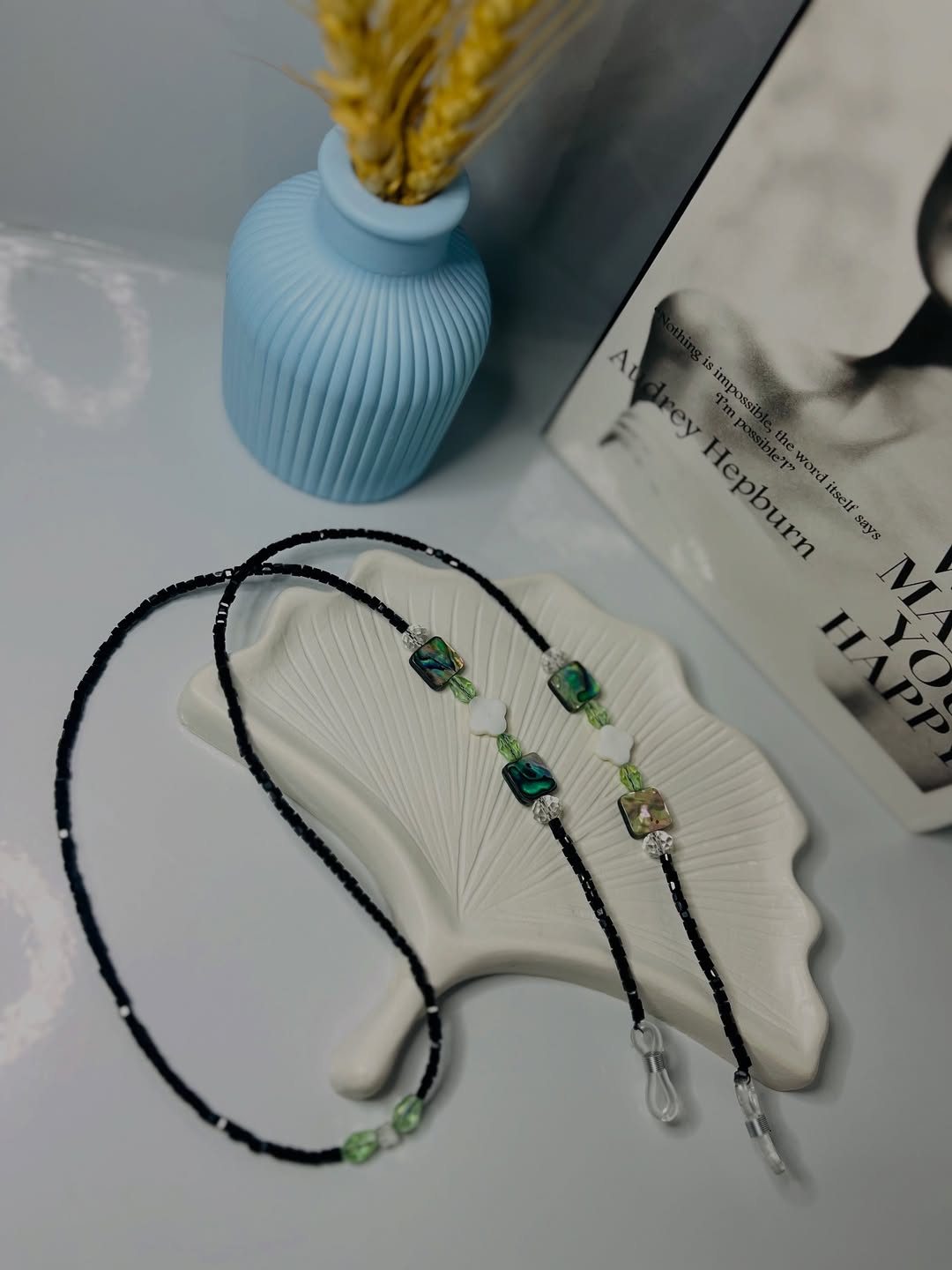 بند عینک دست‌ساز با ترکیب صدف های سبز و مشکی و کریستال های چک