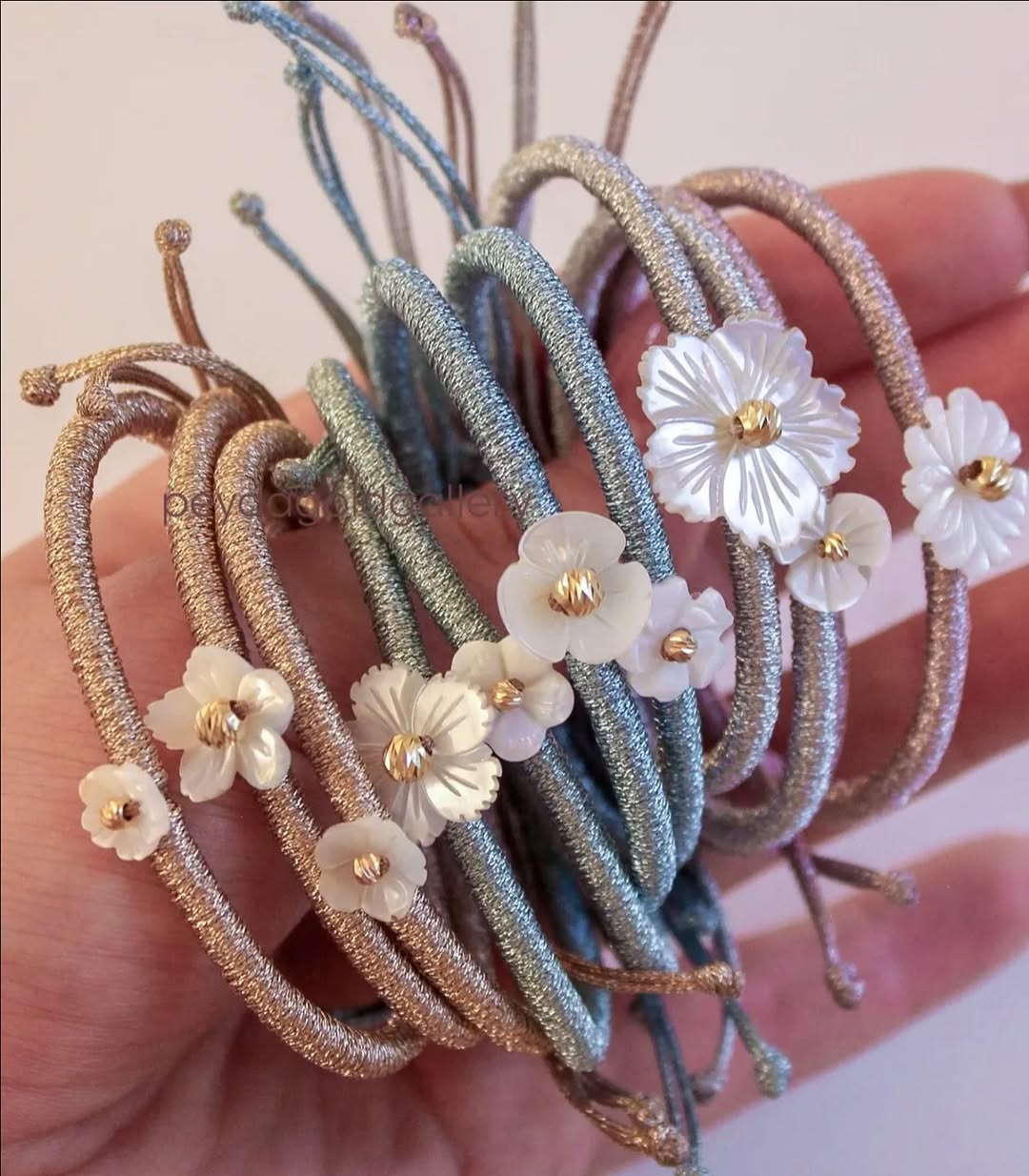 دستبند زنانه ظریف با گل‌ های مرواریدی